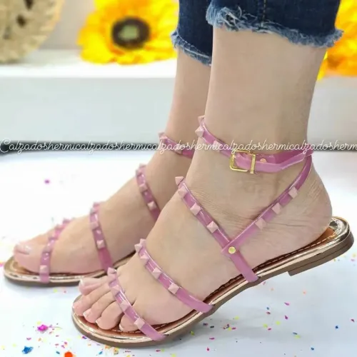 sandália rasteira Vizzano rosa com spikes e tiras em vinil.