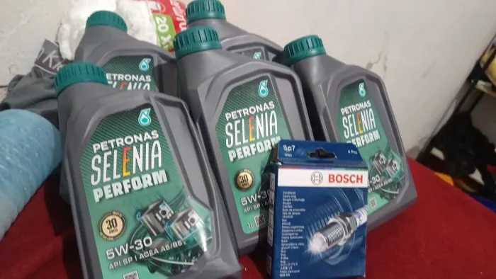 5 óleo petrona 5w30 ,mais conjunto 4 velas da marcar bosh