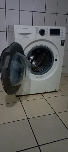 Lava e seca roupas.