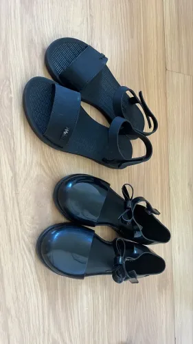 2 pares de Melissa preta tamanho 30 e 31