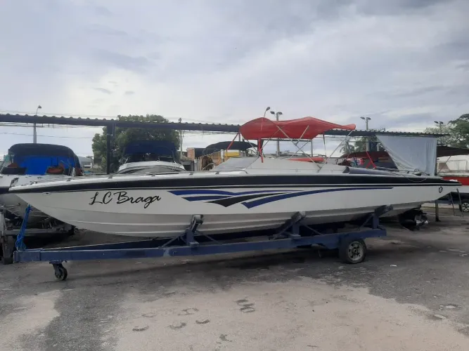 Lancha Magnum 28 pés motor mwm sprint 6 cilindros 250cv