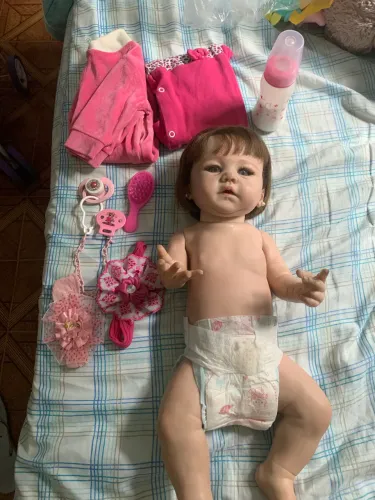 bebe reborn silicone com acessórios realista