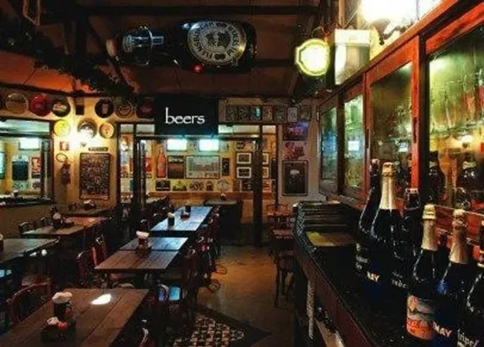 Bar na Praia Comprida contrata atendente de salão