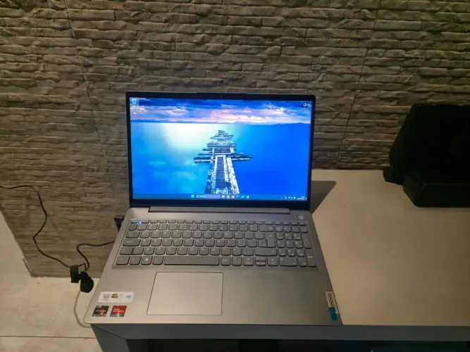 Notebook Lenovo IdeaPad 3 AMD Ryzen 7-5700U/20Gb Ram/2Gb Radeon/512 GB Sdd Nvme