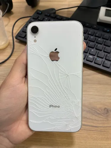 iPhone XR - fundo quebrado