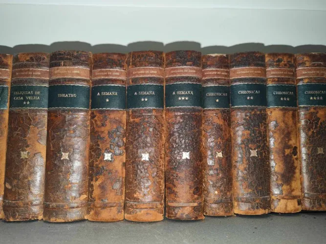 Livros antigos Machado de Assis e Eça de Queiroz 