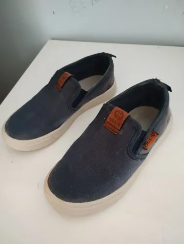 Sapatos de menino tamanho 28