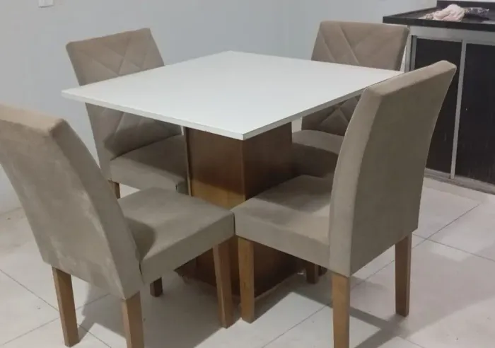 Vende-se mesa de 4 cadeiras, com tampão de vidro