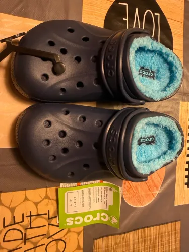 Crocs infantil original forrado (?lined/fuzz?), tamanho J2/33,