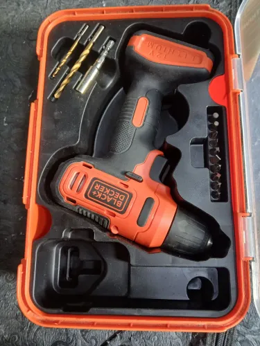Parafusadeira/Furadeira Black+Decker LD12SP-BR 12V com kit de 13 peças