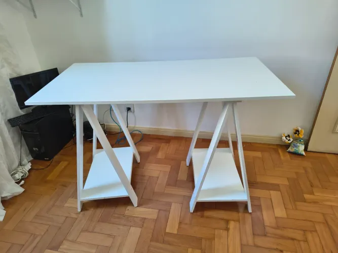 Mesa com cavalete novinha!!!!