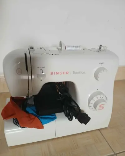 Vende-se Máquina de costura Singer Tradition