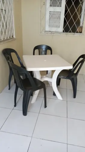 Mesa plastico com 4 cadeira