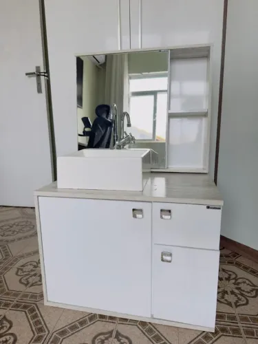 Gabinete de banheiro Cozimax com armário, pia, torneira valvula. Excelente estado