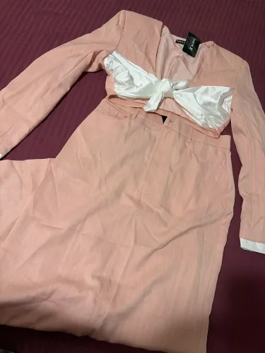 Conjunto de saia mídi e blusa