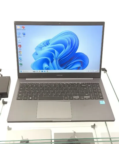 Notebook Samsung NP550 - Intel Celeron 6305 - RAM 4GB - SSD 128GB - Tela 15.6 Slim
