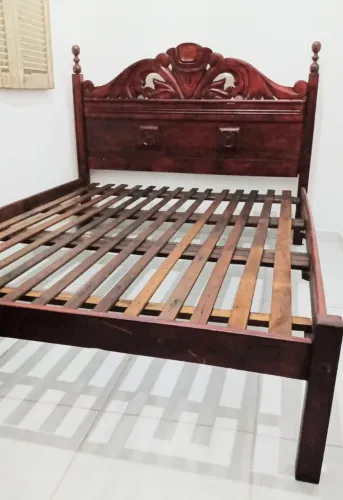 Cama de casal antiga