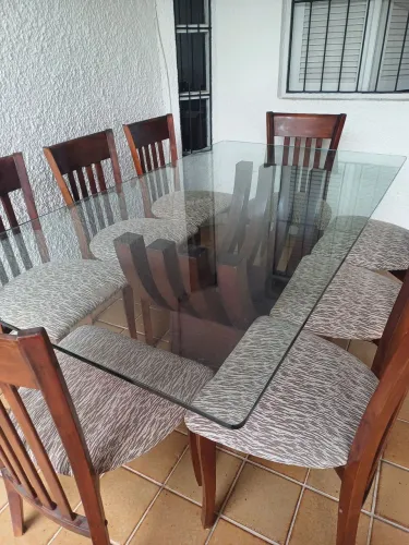 Mesa com 8 cadeiras