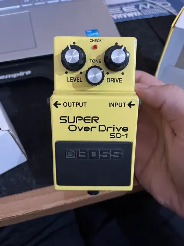 Boss SD-1 Super OverDrive m e a fonte Landscape Pedal Supply PS5