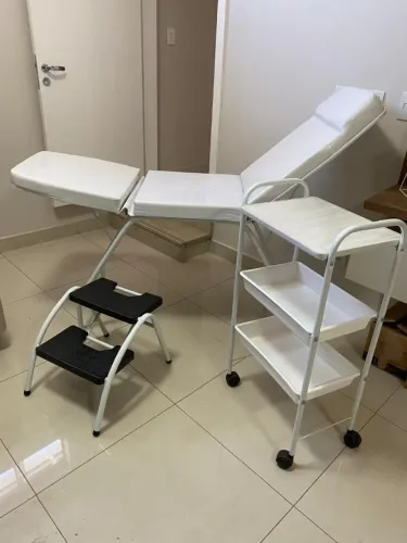 CAMA PARA ESTETICA MUITO NOVA SEM DETALHES, COM ESCADA E MESA DE APOIO