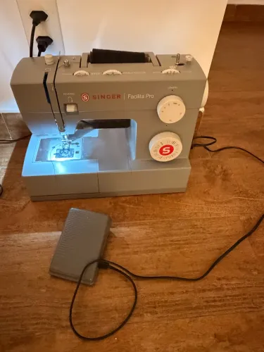 Máquina de costura reta Singer Facilita Pro 4411 portátil - cinza/branco