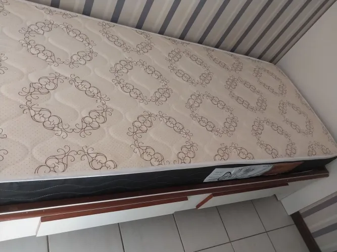 Vendo uma cama de solteiro,forrada em fórmica com duas gavetas e mais o colchão.