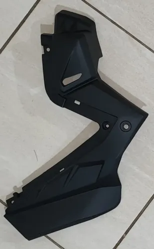 Complemento da tampa lateral do lado esquerdo CG Titan 160 - 2019 à 2024