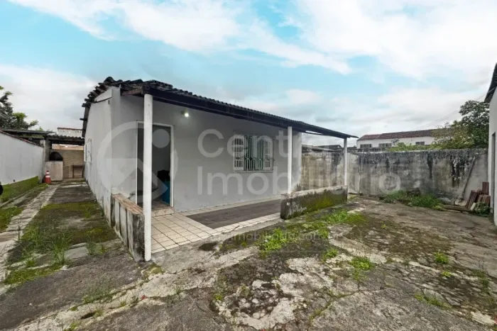 CASA à venda com piscina e 3 quartos em Peruíbe, no bairro Jardim dos Prados