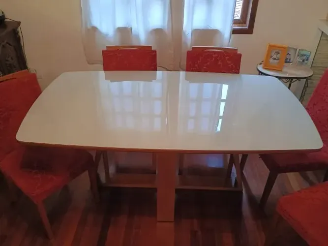 Vendo linda mesa de jantar muito espaçosa e elegante, perfeita para reuniões em família