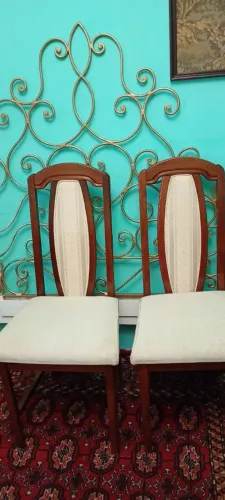 Duas Cadeiras de Madeira Nobre