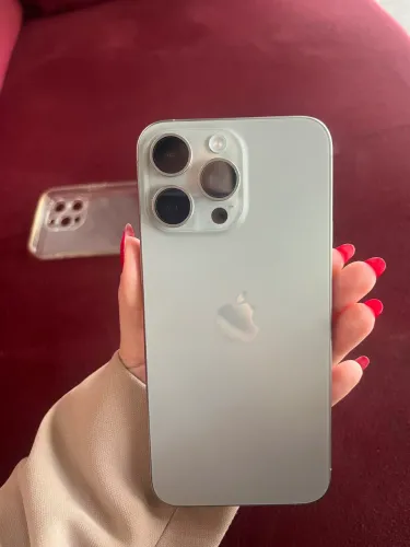 Vendo Iphone 15 pro max, semi novo