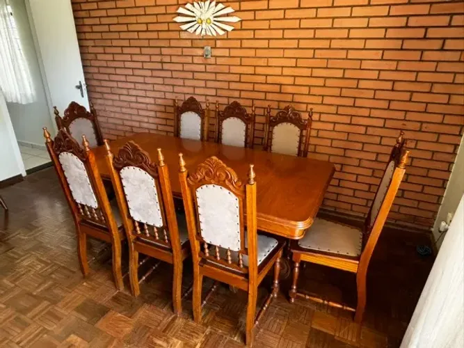 Mesa com 8 cadeiras
