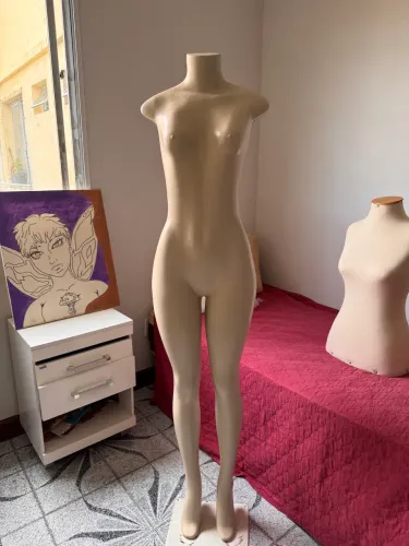 ? Manequim feminino corpo inteiro à venda ?