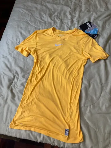 Camisa Nike de Compressão Amarela Manga Curta de Treino Oficial