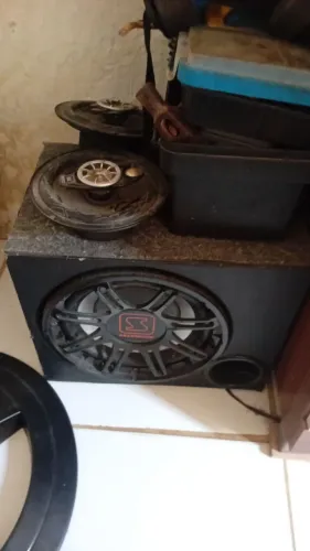 Duas boquinhas jbl e um caixote som