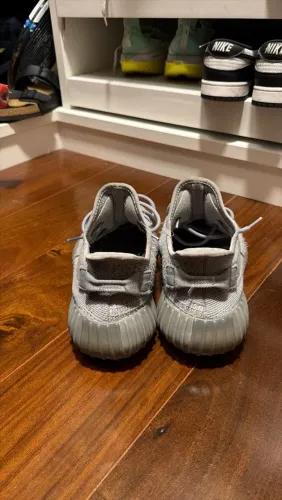 Yeezy cinza