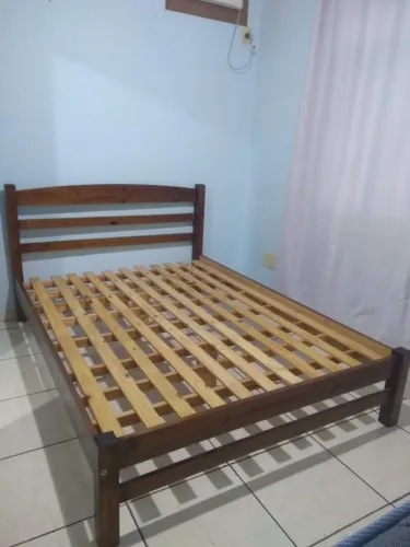 Cama de casal de madeira
