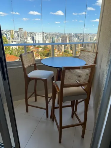 Mesa alta redonda 70 cm Ovni e 3 banquetas imbuia e veludo Qualitá