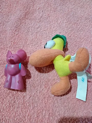 Pato e Elle coleção Pocoyo usado pelúcia e borracha