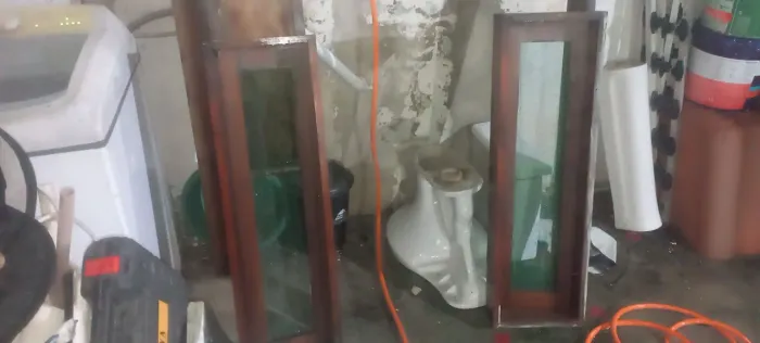 Vendo porta de maracatiara com caixões e duas janelas,do conjunto e portão de maçaranduba,