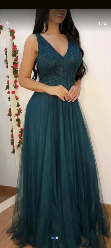 Vestido longo verde esmeralda, com bojo e detalhe em renda, usado apenas uma vez