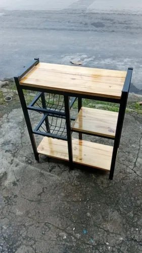 Mesa e prateleira no estilo industrial 