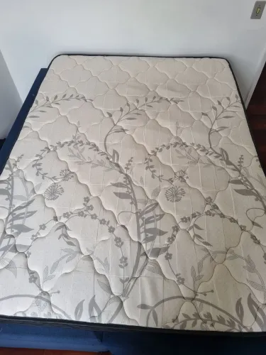 Cama queen com baú e colchão
