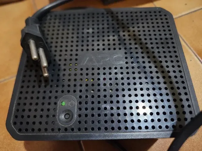 Estabilizador APC 300VA - Perfeito Estado (4 Tomadas)