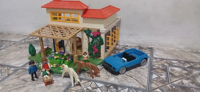 Casa playmobil com carro 2 cavalos 2 crianças e um casal