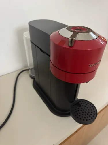 Cafeteira Nespresso Vertuo com muito pouco uso!