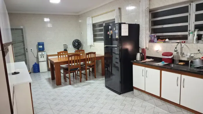 Prédio Comercial / Residencial - 2 Residencias e 2 Salões Comerciais com Pé Direito alto.