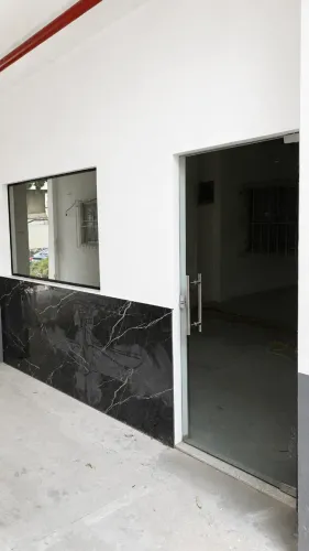 Alugo Sala Comercial de 40m2 para escritório, clínica, etc, local com estacionameto. 