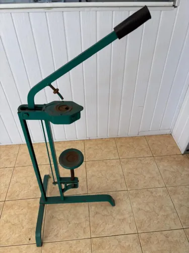 Arrolhador manual de bancada para fechamento de garrafas com rolhas de cortiça.