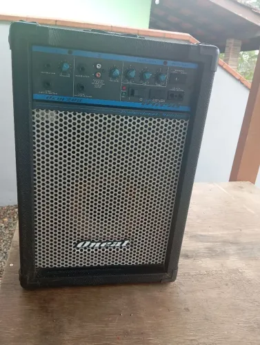Caixa de som amplificada